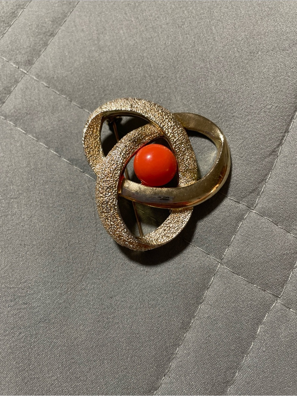 Sarah Coventry vintage Gold-Tone Knot Brooch with Red Cabochon - Women Jewelry